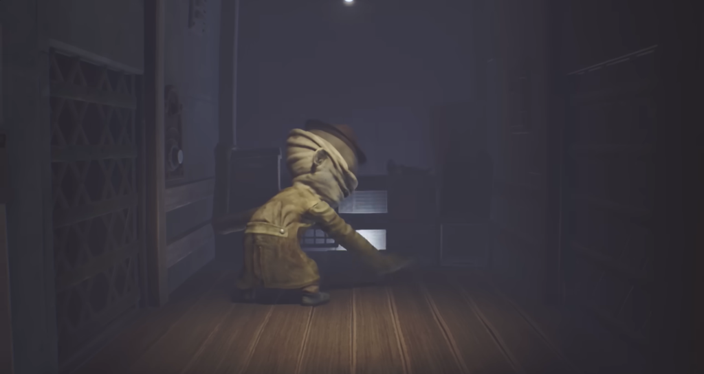 Персонаж в плаще тянет руку в коридоре