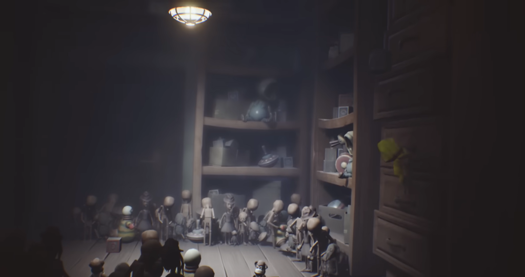 Куклы стоят в комнате с полками игрушек