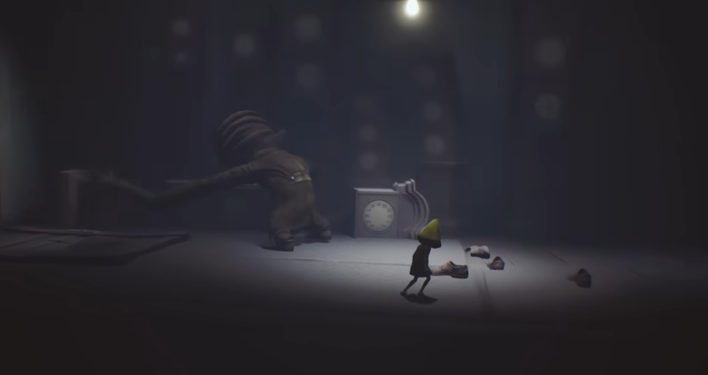 Шестая из Little Nightmares идет по темной комнате