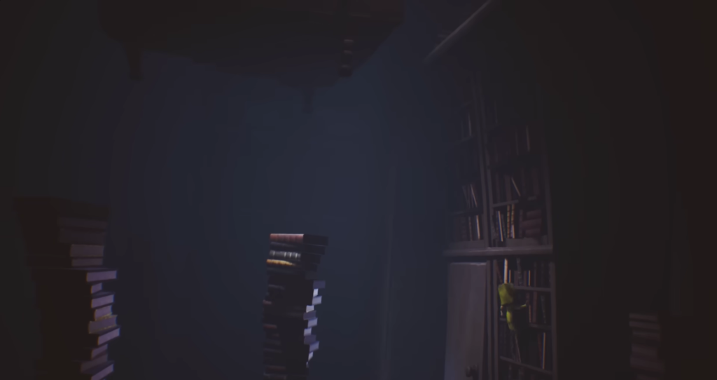Фигура в жёлтом плаще карабкается по книжному шкафу