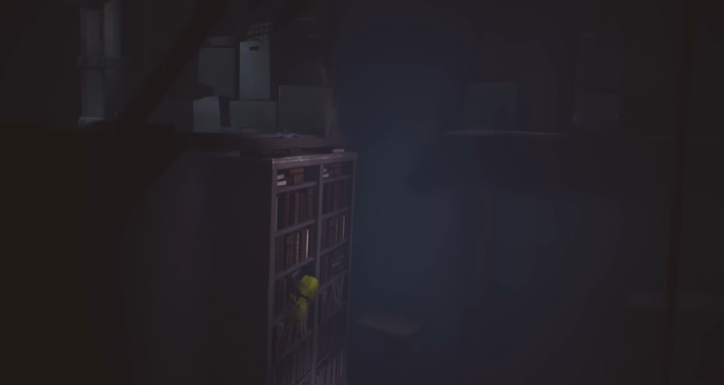 Шестая из Little Nightmares карабкается по книжному шкафу