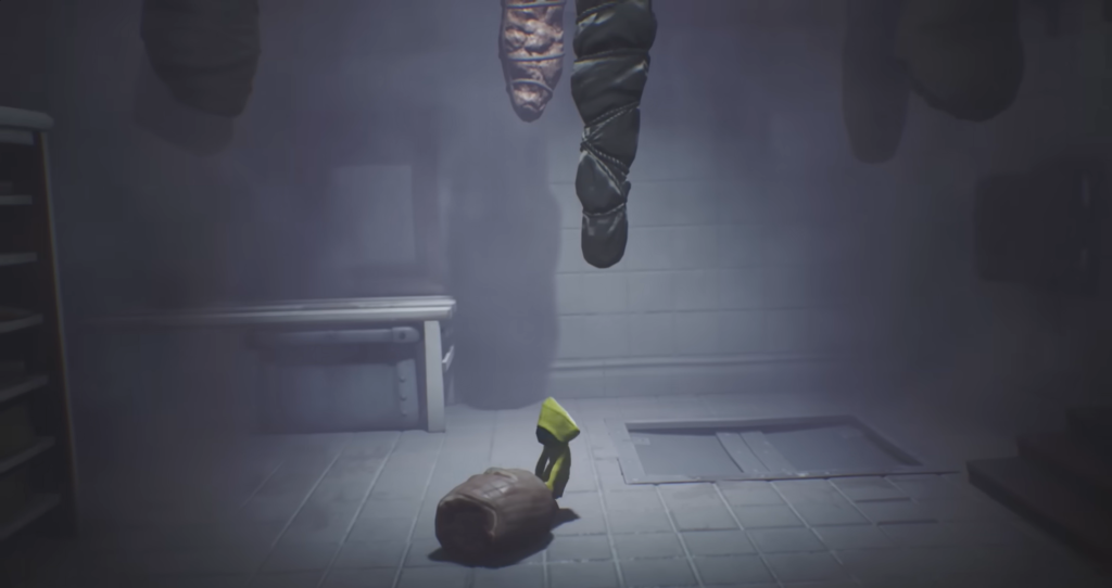 Шестая из Little Nightmares тащит чемодан в комнате