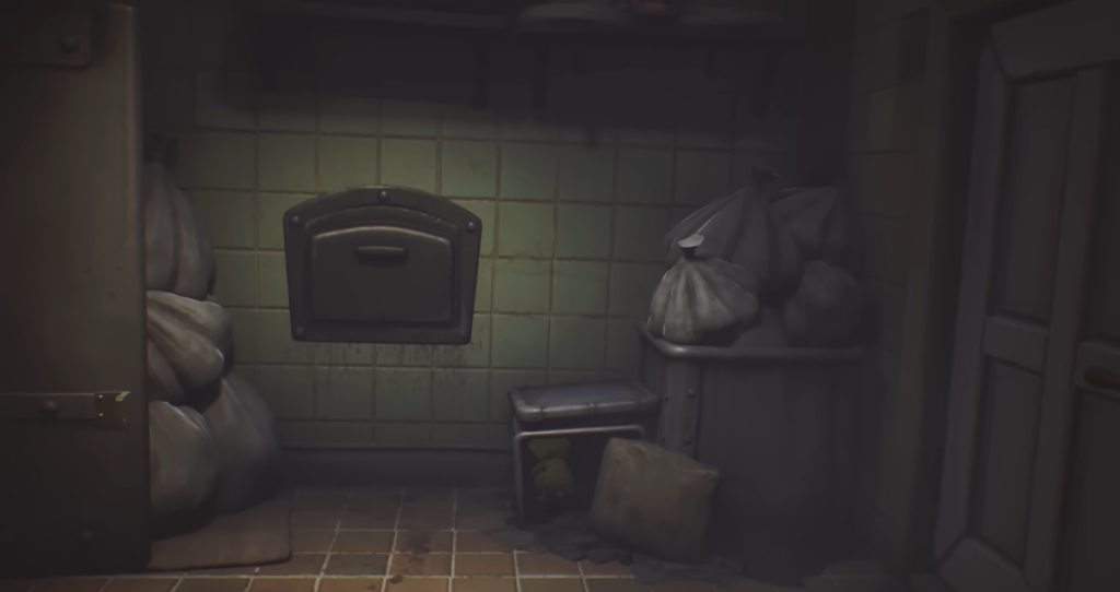 Мусорные мешки лежат в темной плиточной комнате