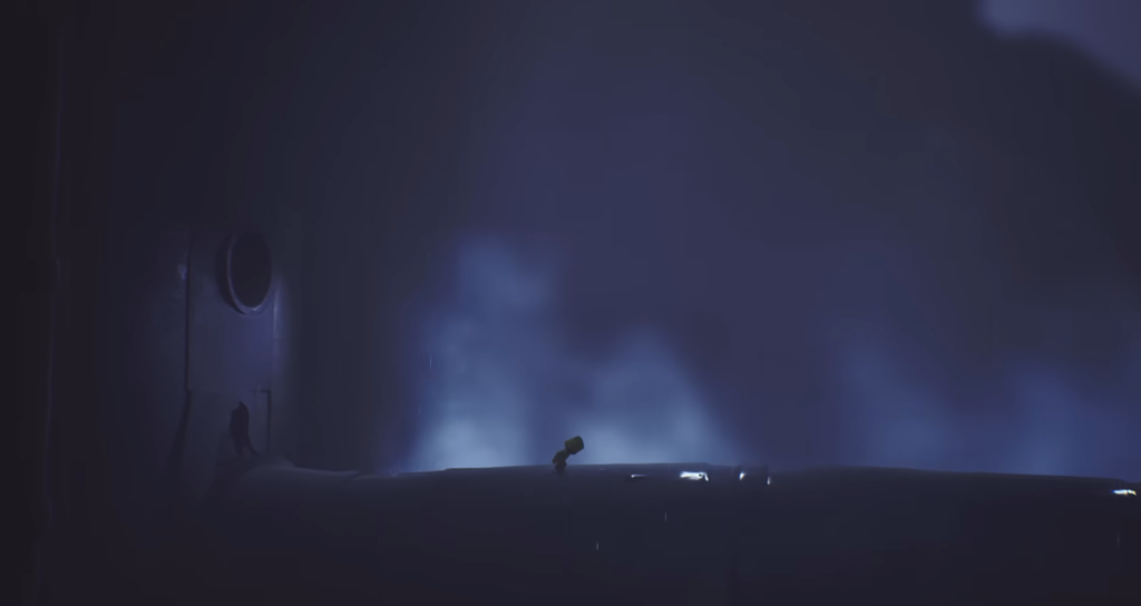 Маленькая фигура бежит по трубе в тумане