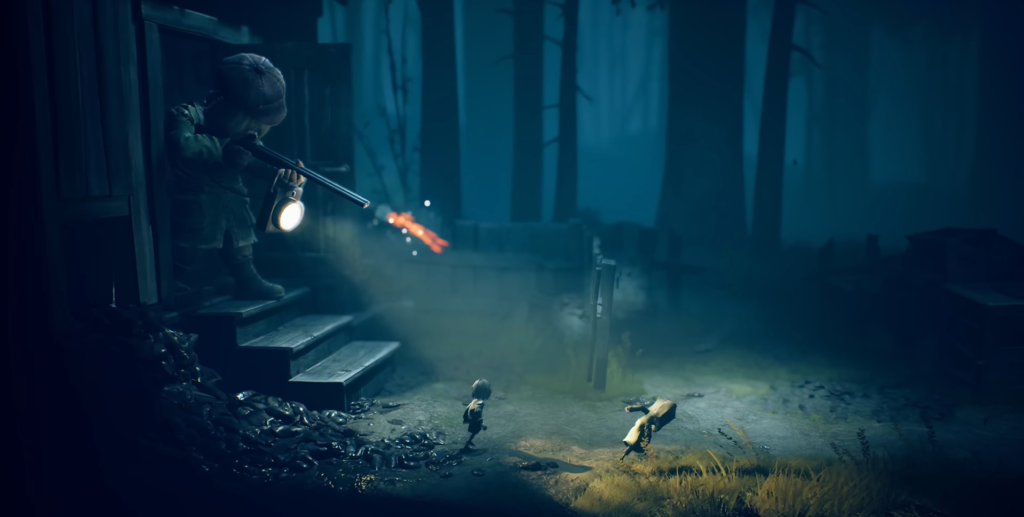 Охотник стреляет из ружья в лесу ночью