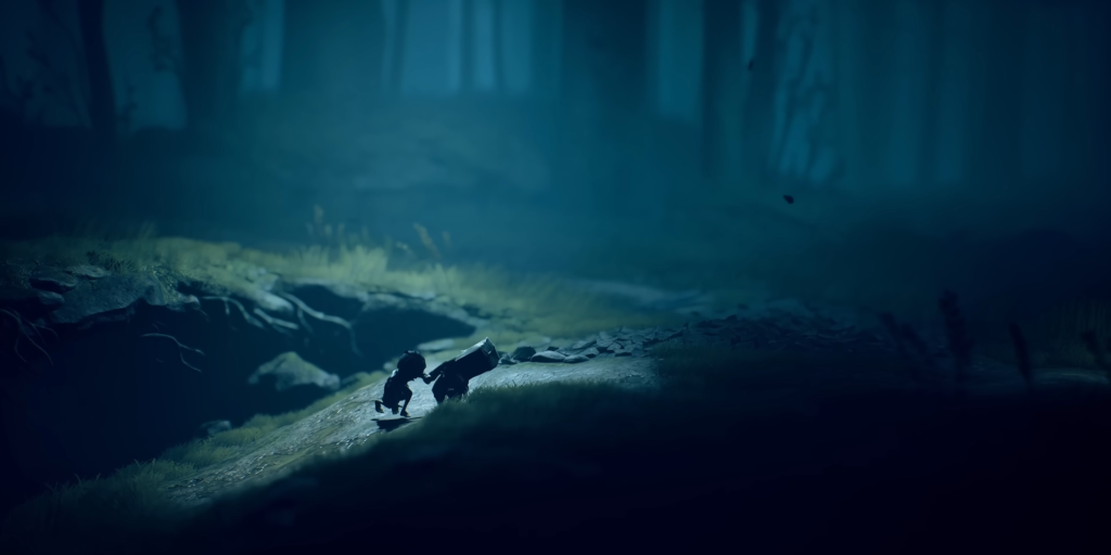 Два силуэта тянут предмет в туманном лесу