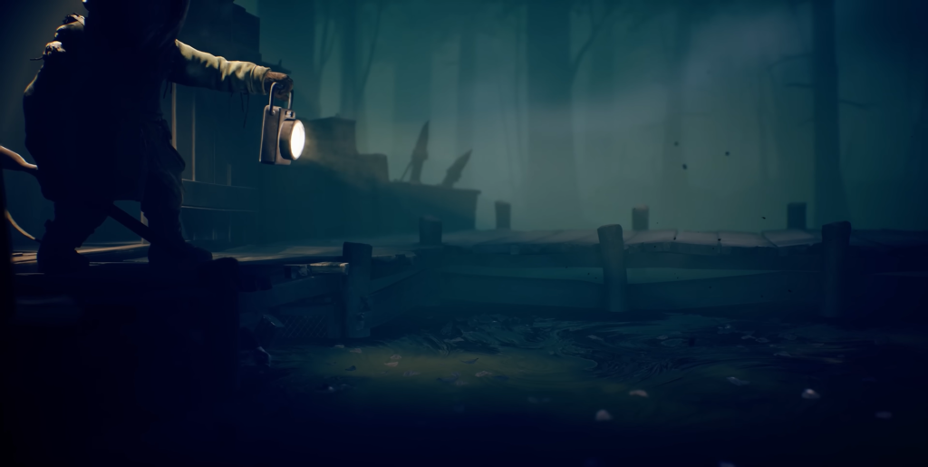 Фигура держит фонарь на причале в тумане