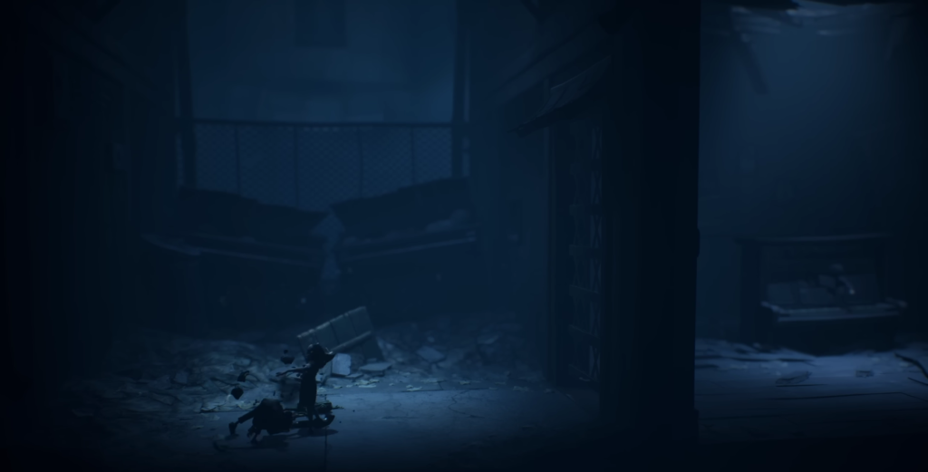 Маленькая фигура тянет тележку в темном помещении