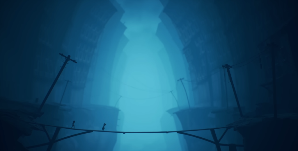 Два силуэта идут по мосту в синем тумане