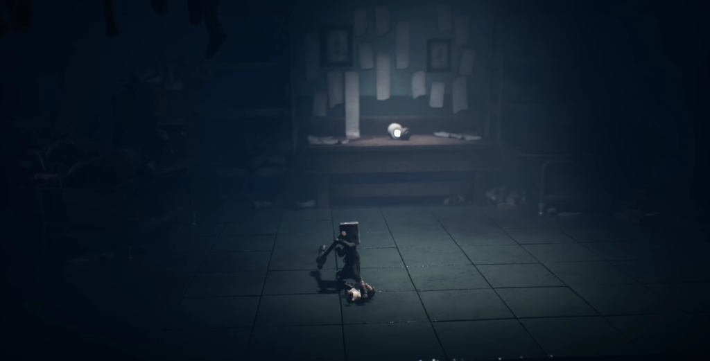 Мальчик с бумажным пакетом тащит куклу по полу