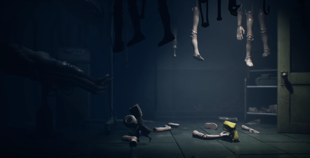Шестая из Little Nightmares тянет руку манекена в комнате