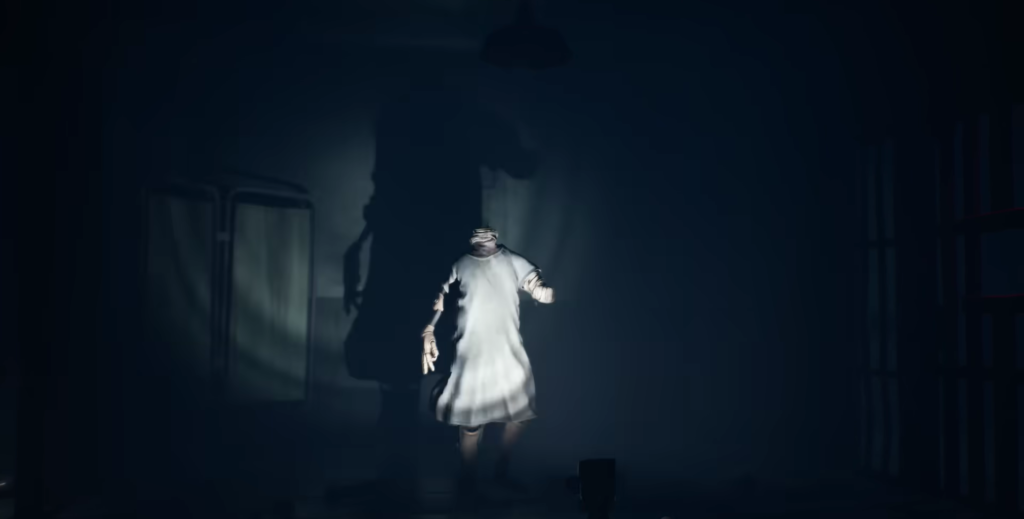 Фигура в белом халате идет по темному коридору