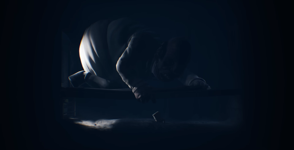 Человек лежит на кровати в темной комнате