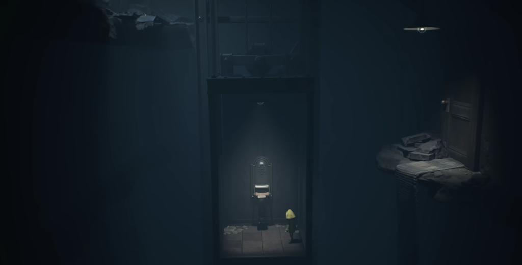 Шестая из Little Nightmares стоит у лифта в комнате