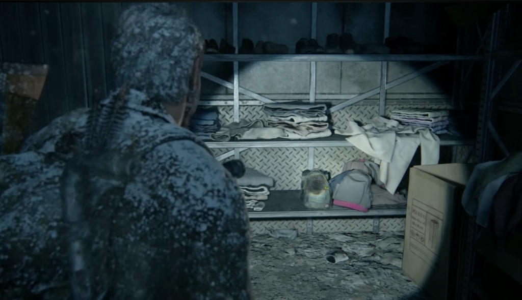 Джоэл осматривает полки с одеждой в комнате