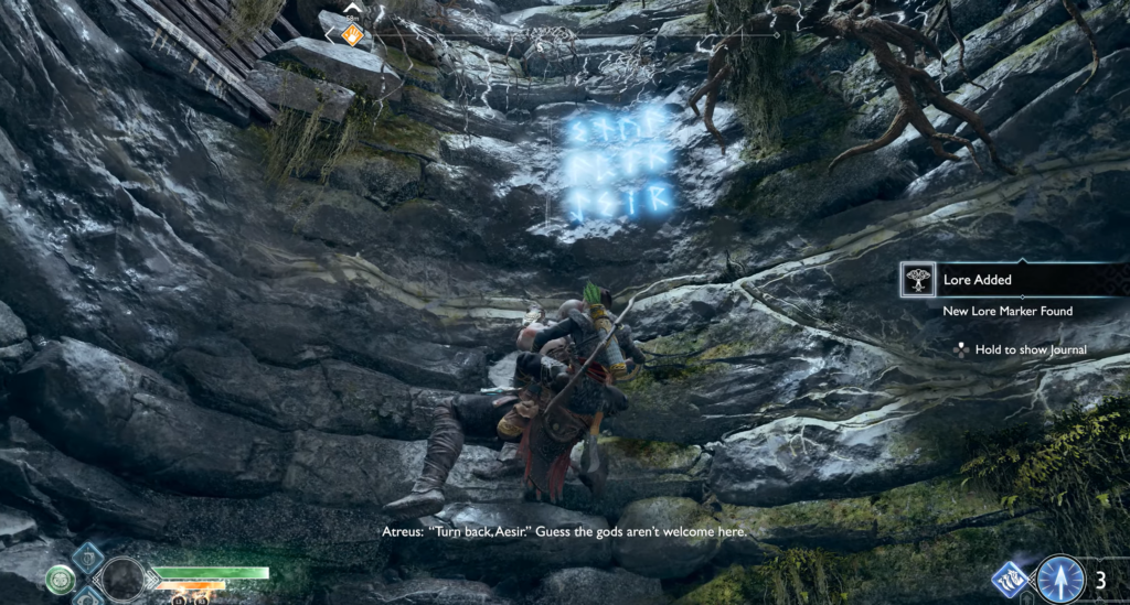 Кратос карабкается по скале в God of War