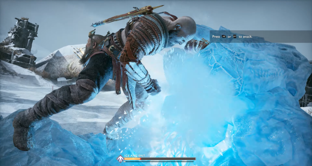 Кратос атакует ледяного древнего в снежных горах God of War