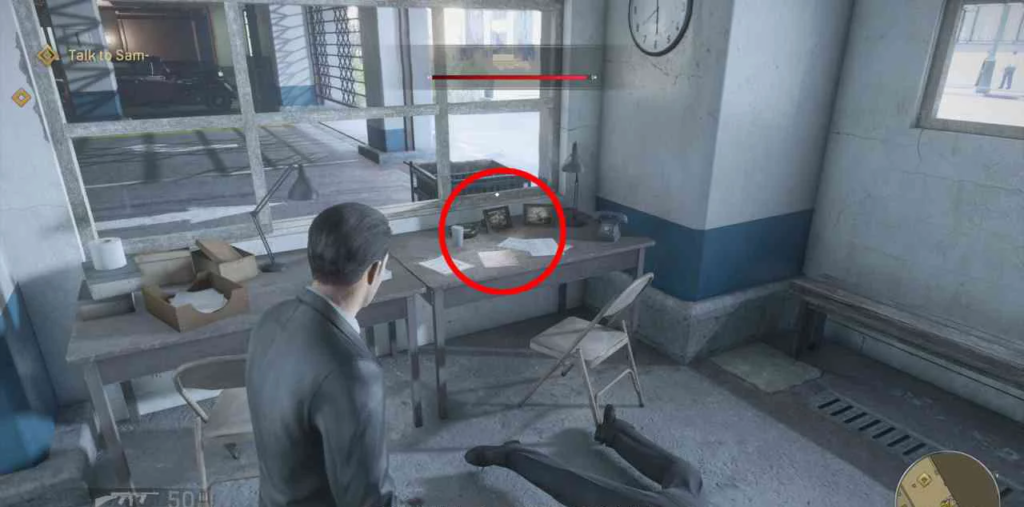 Мужчина стоит у стола в офисе игры Mafia II