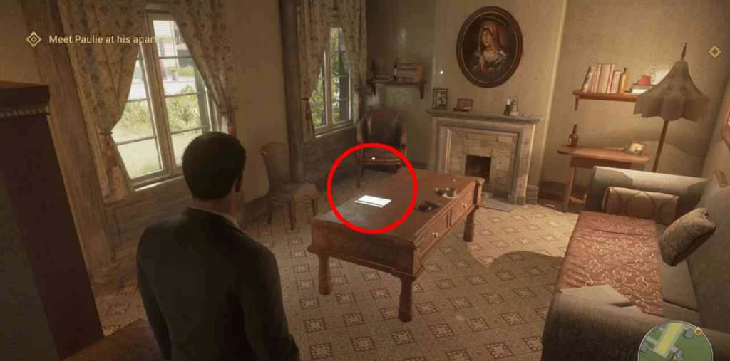 Мужчина стоит у стола в гостиной квартиры