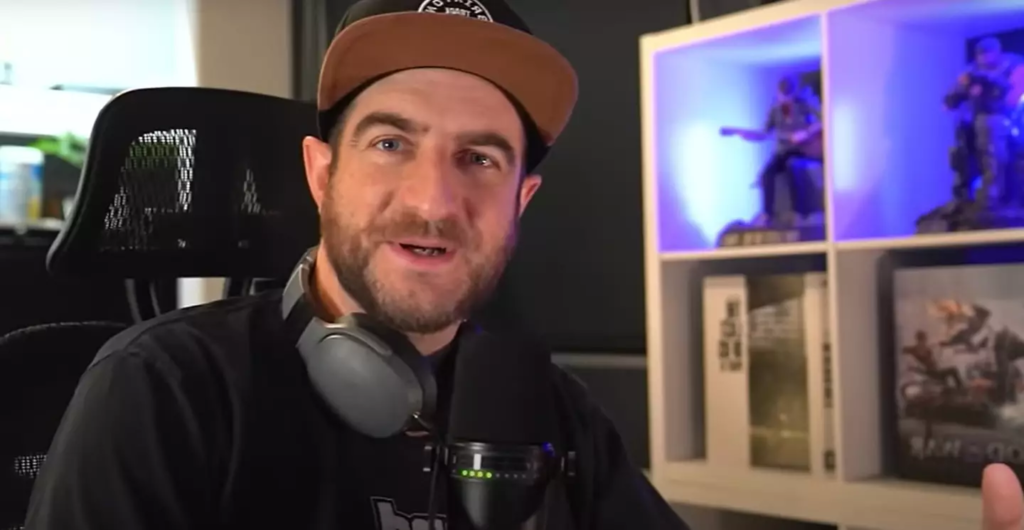 Мужчина говорит в микрофон в домашнем кабинете