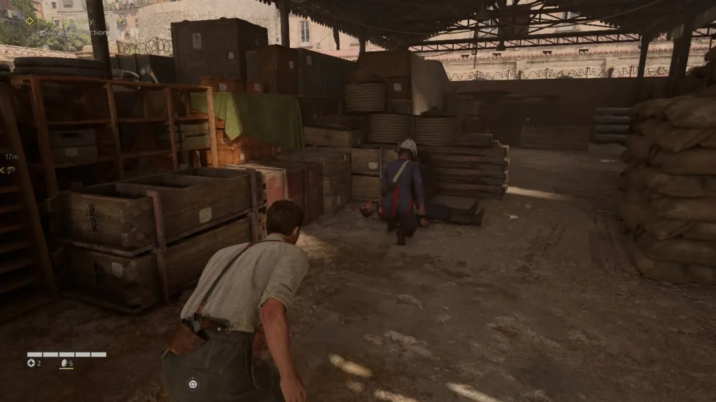 Натан Дрейк крадется по складу с ящиками