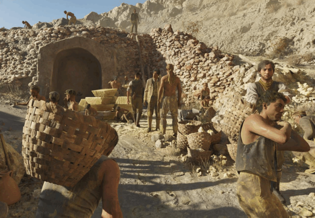 Рабочие несут корзины у входа в шахту