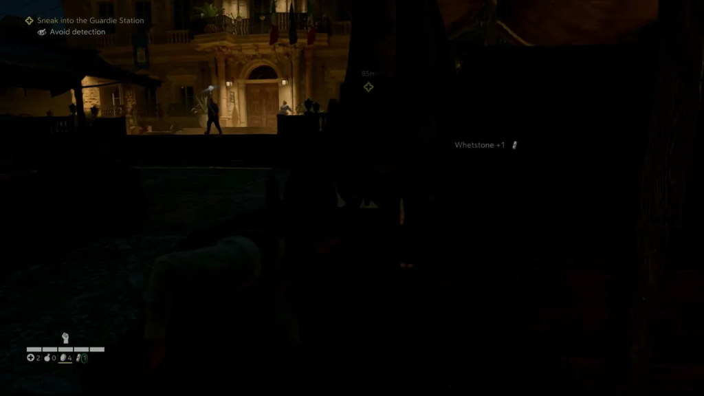 Персонаж крадется ночью к зданию охраны в игре