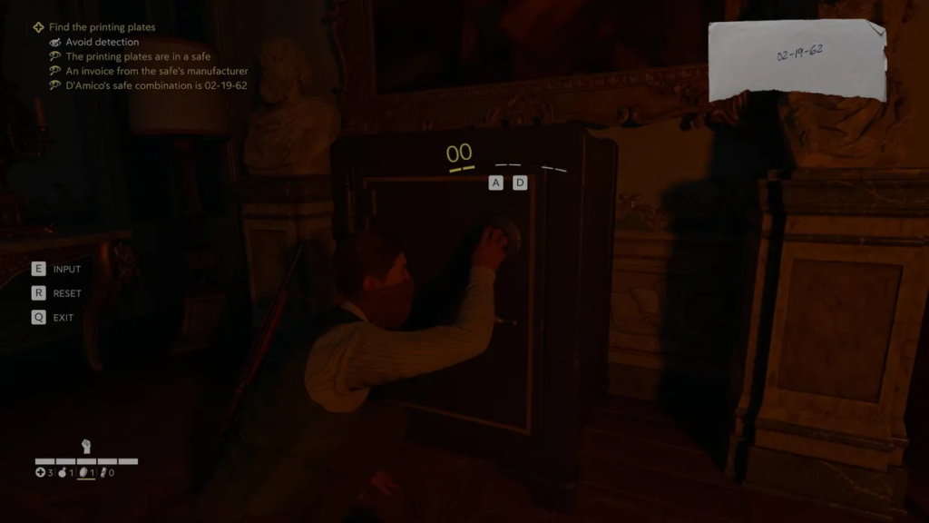 Персонаж крутит кодовый сейф в комнате