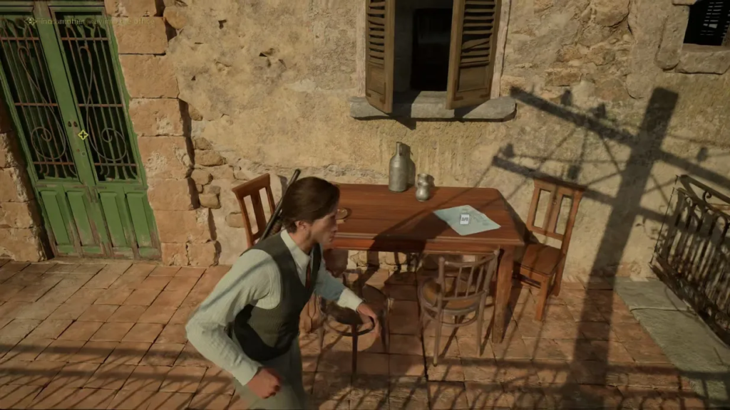 Персонаж бежит мимо стола во дворе