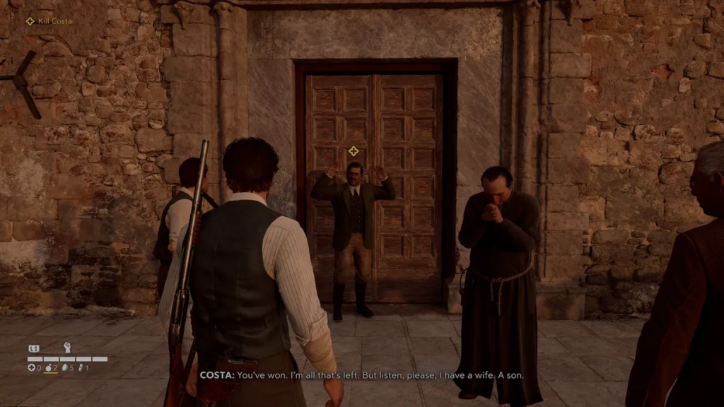 Мужчина поднимает руки у двери каменного здания