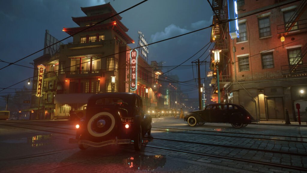 Винтажные автомобили едут по ночной улице с неоном